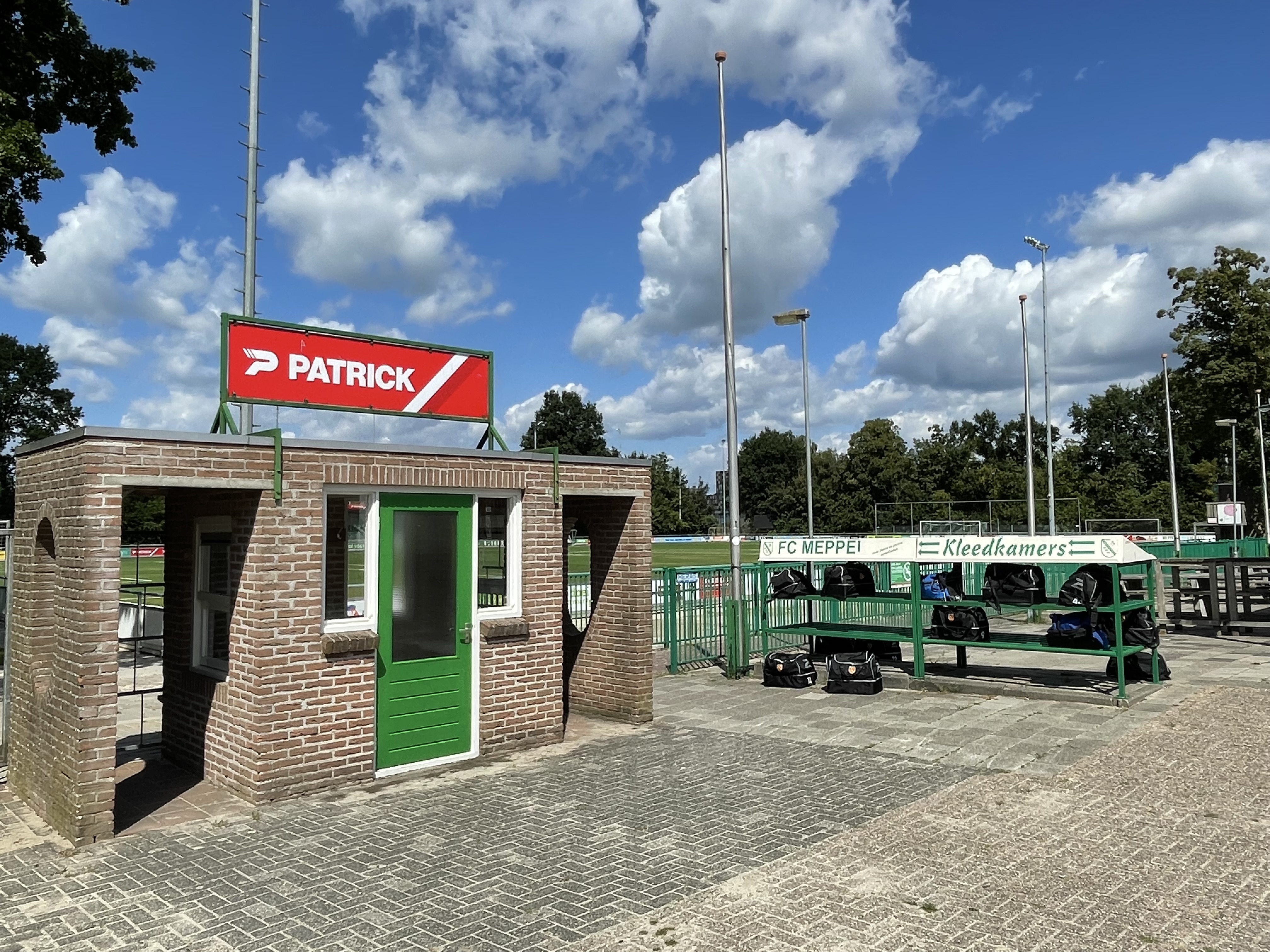 De hoofdingang bij FC Meppel