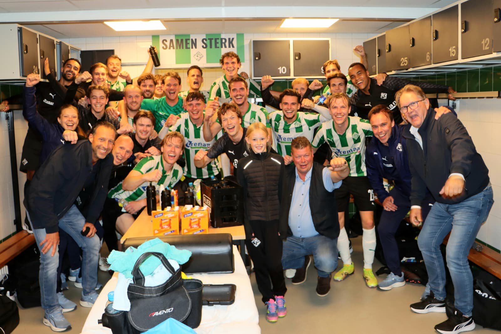 SC Genemuiden na afloop van het gewonnen duel met FC Lisse