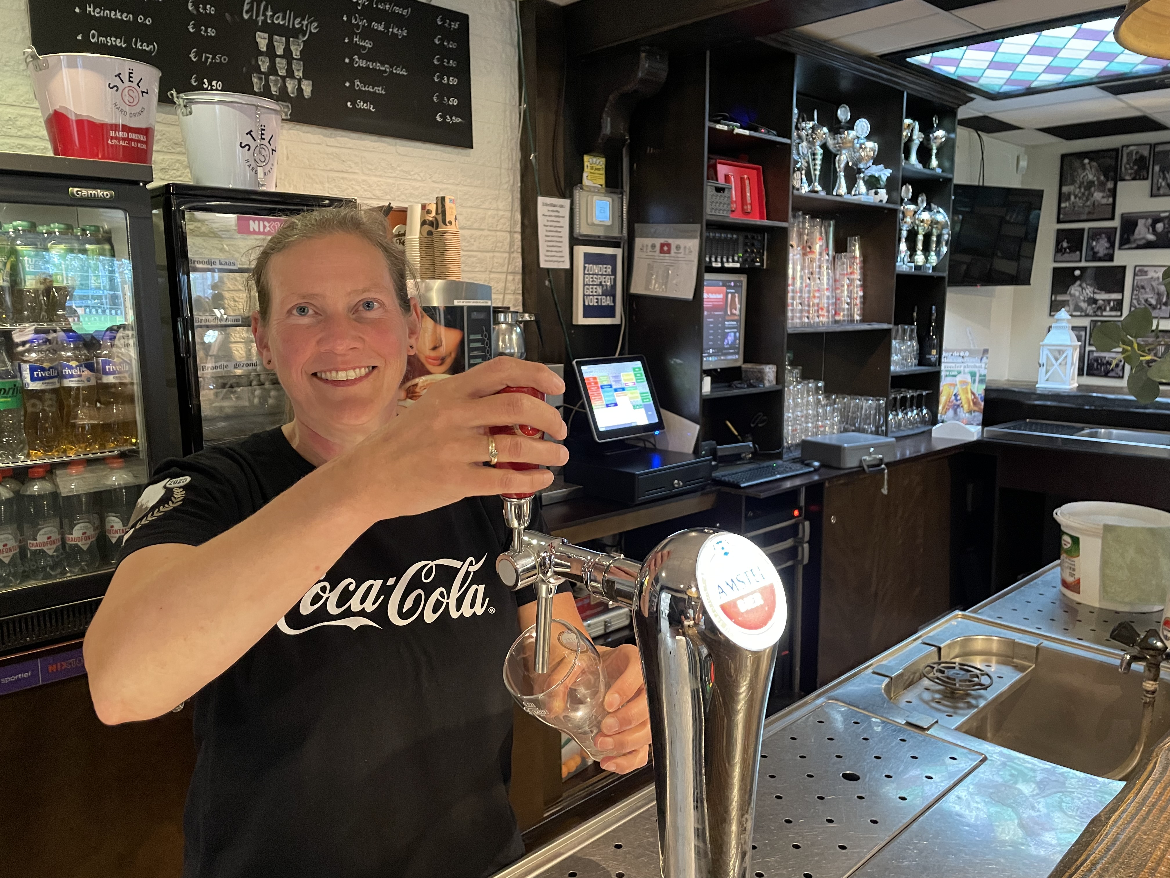 Ellen Voorstok achter de bar bij MSC