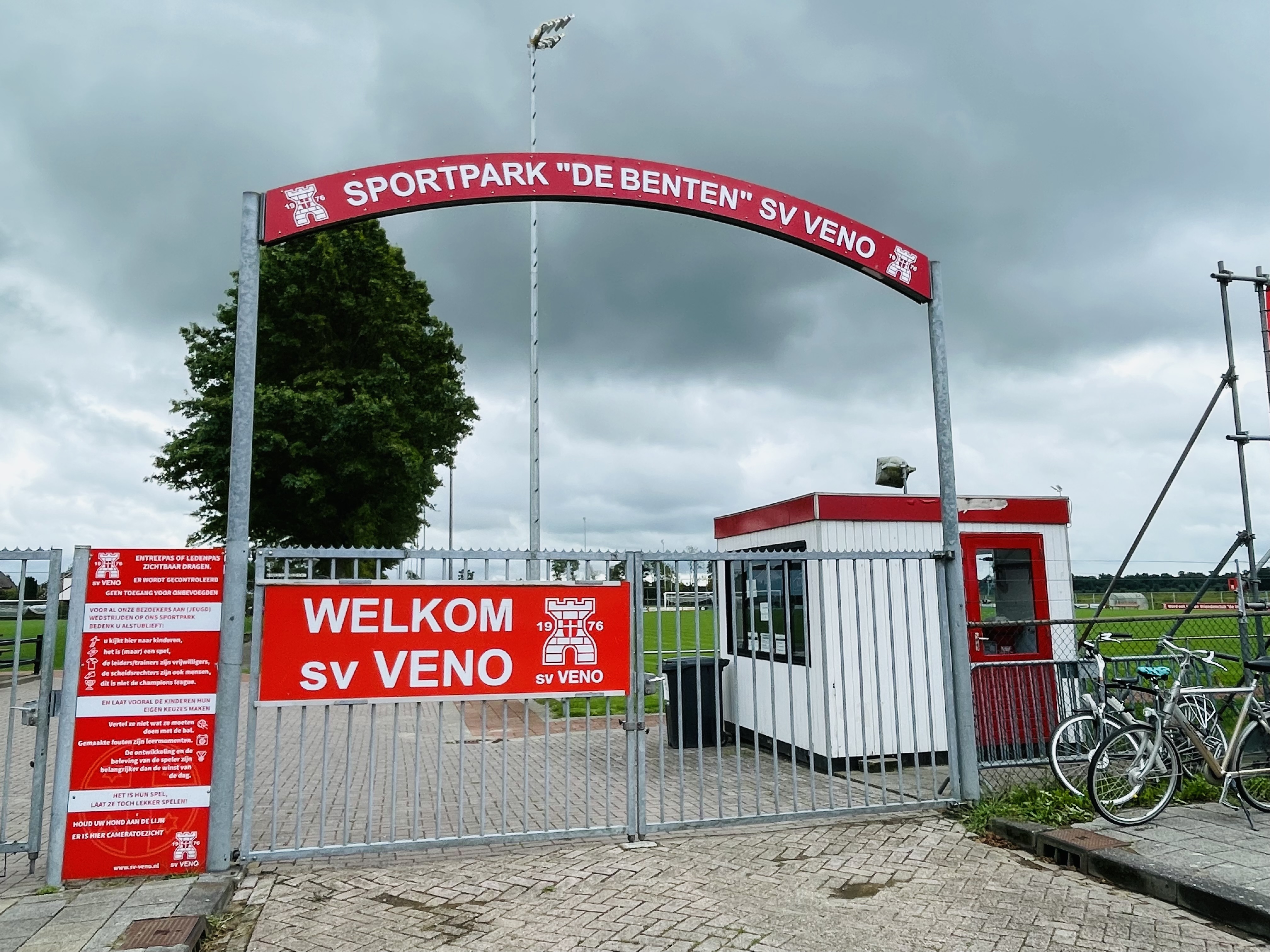 De hoofdingang bij VENO