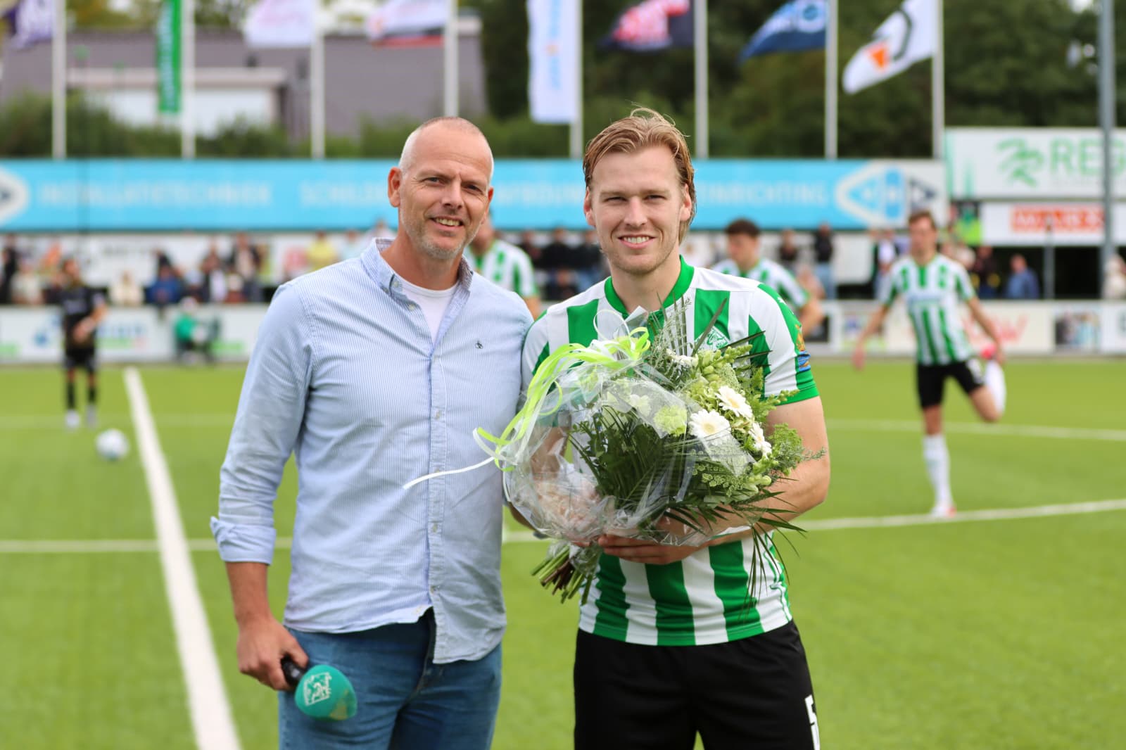Arend van de Wetering (rechts) krijgt bloemen van Albert Flier.
