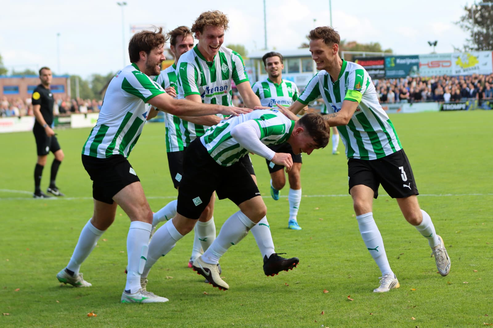 Sander Egbers krijgt de felicitaties na weer een goal voor SC Genemuiden