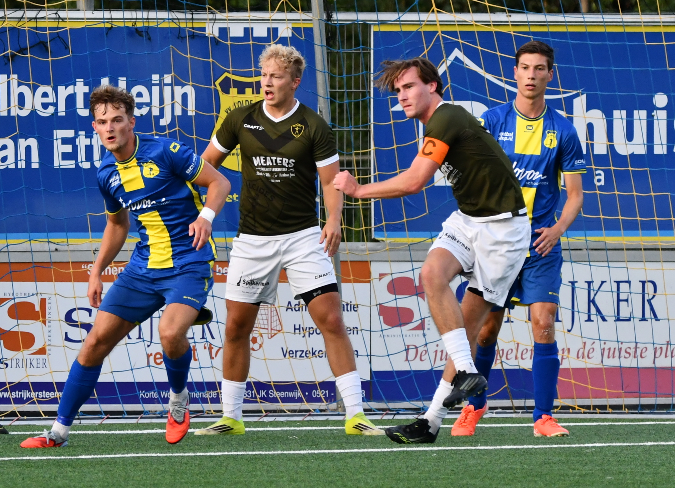 Marnix Jager werkt de bal weg in het oefenduel met d'Olde Veste'54