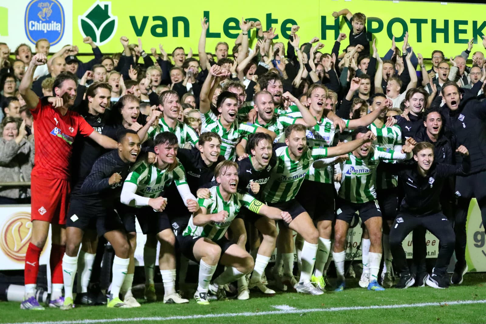 SC Genemuiden viert de plaatsing voor het hoofdtoernooi van de KNVB-beker