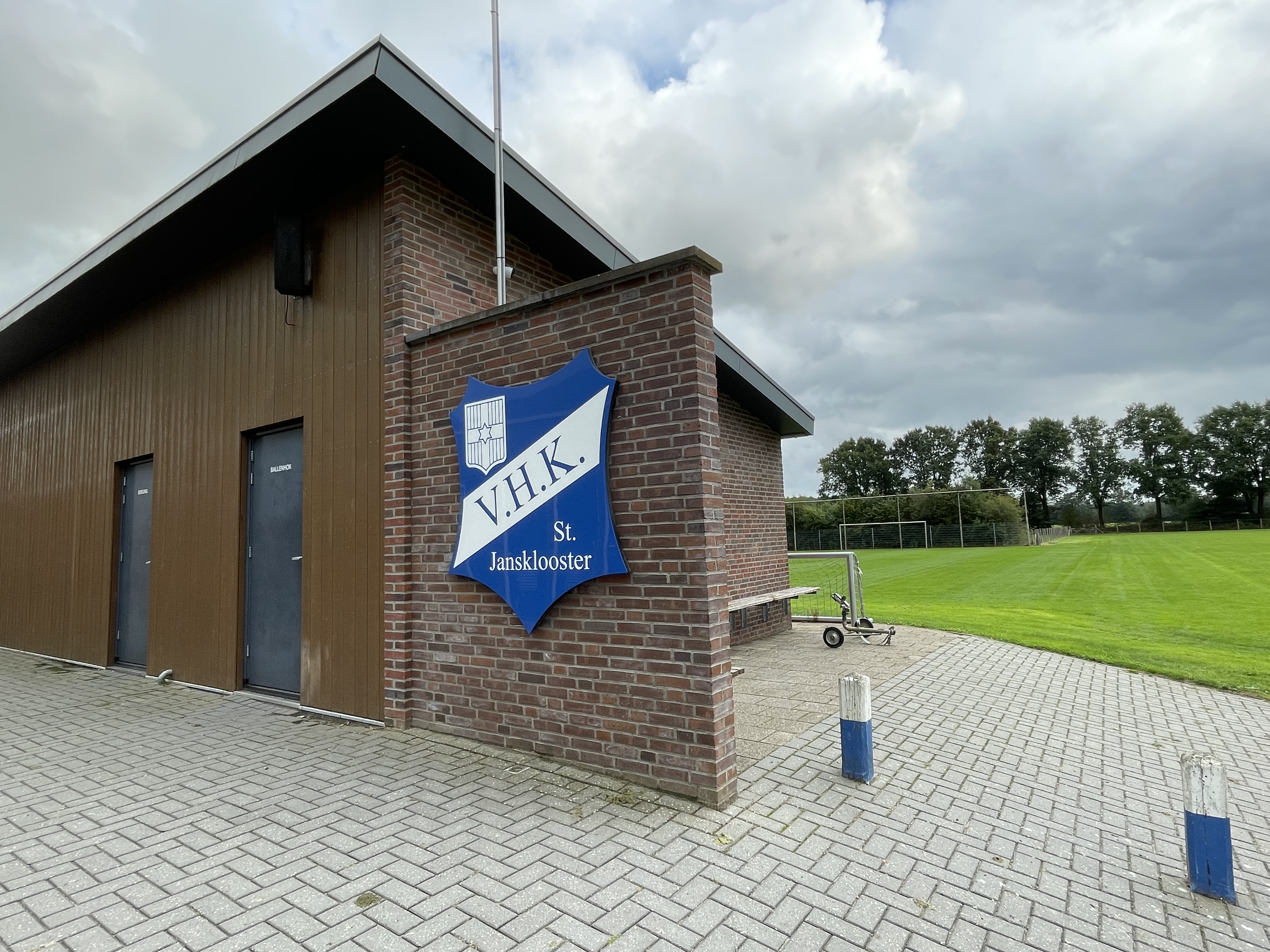 Het logo van VHK op het sportpark