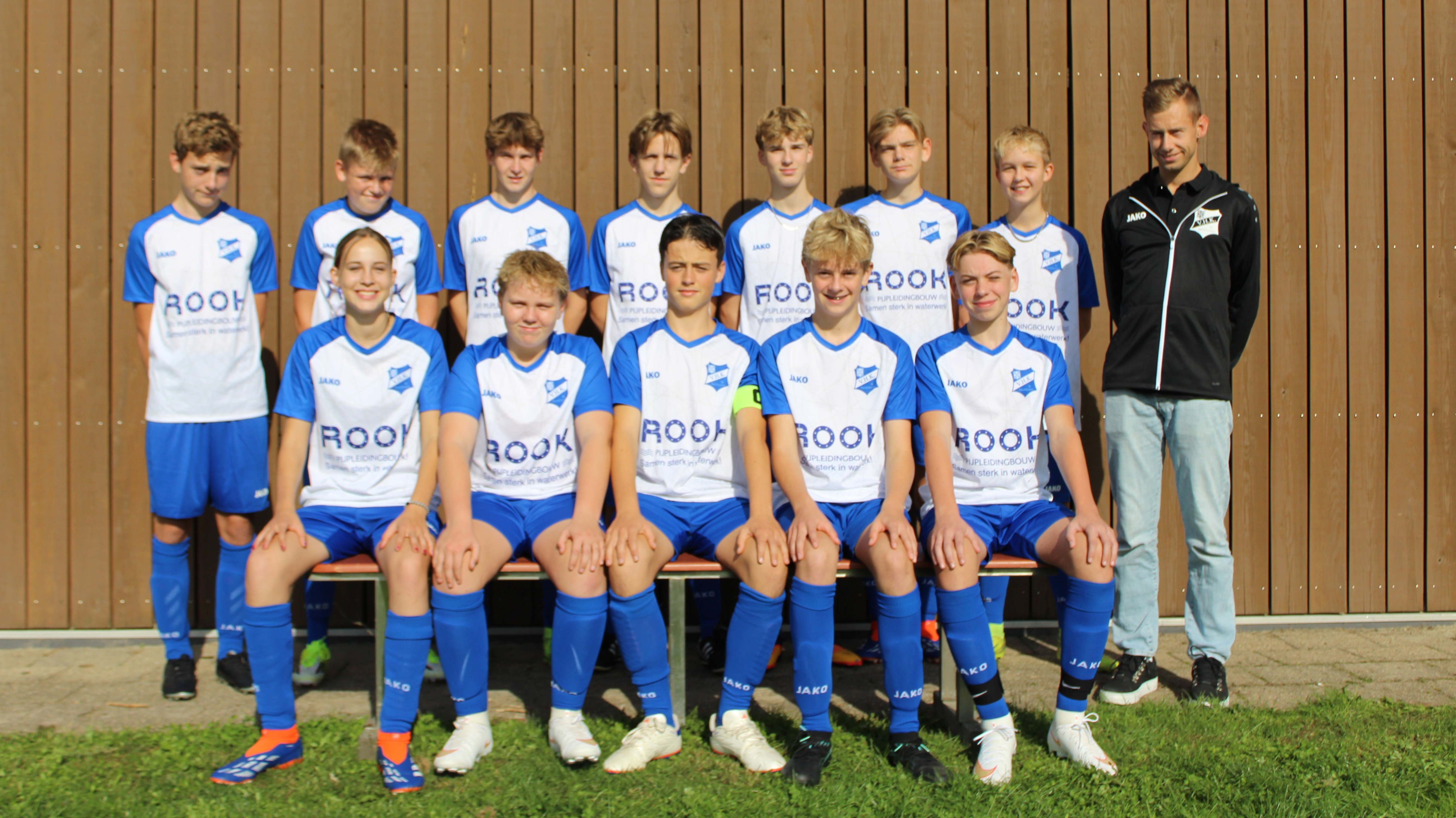 VHK JO17-2 op de foto, met geheel rechts Ryan Stam
