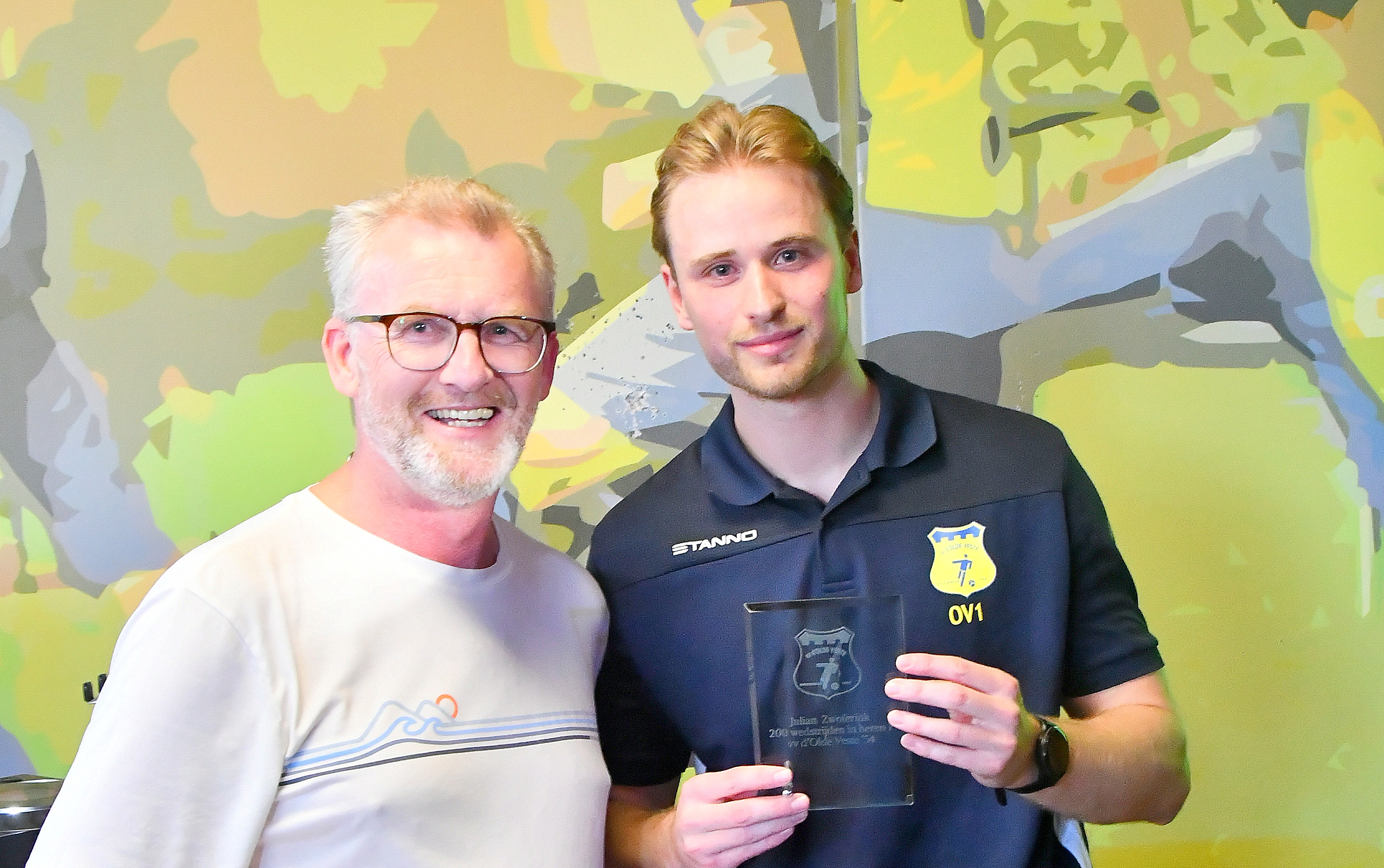Julian Zwoferink (rechts) met het uitgereikte beeldje