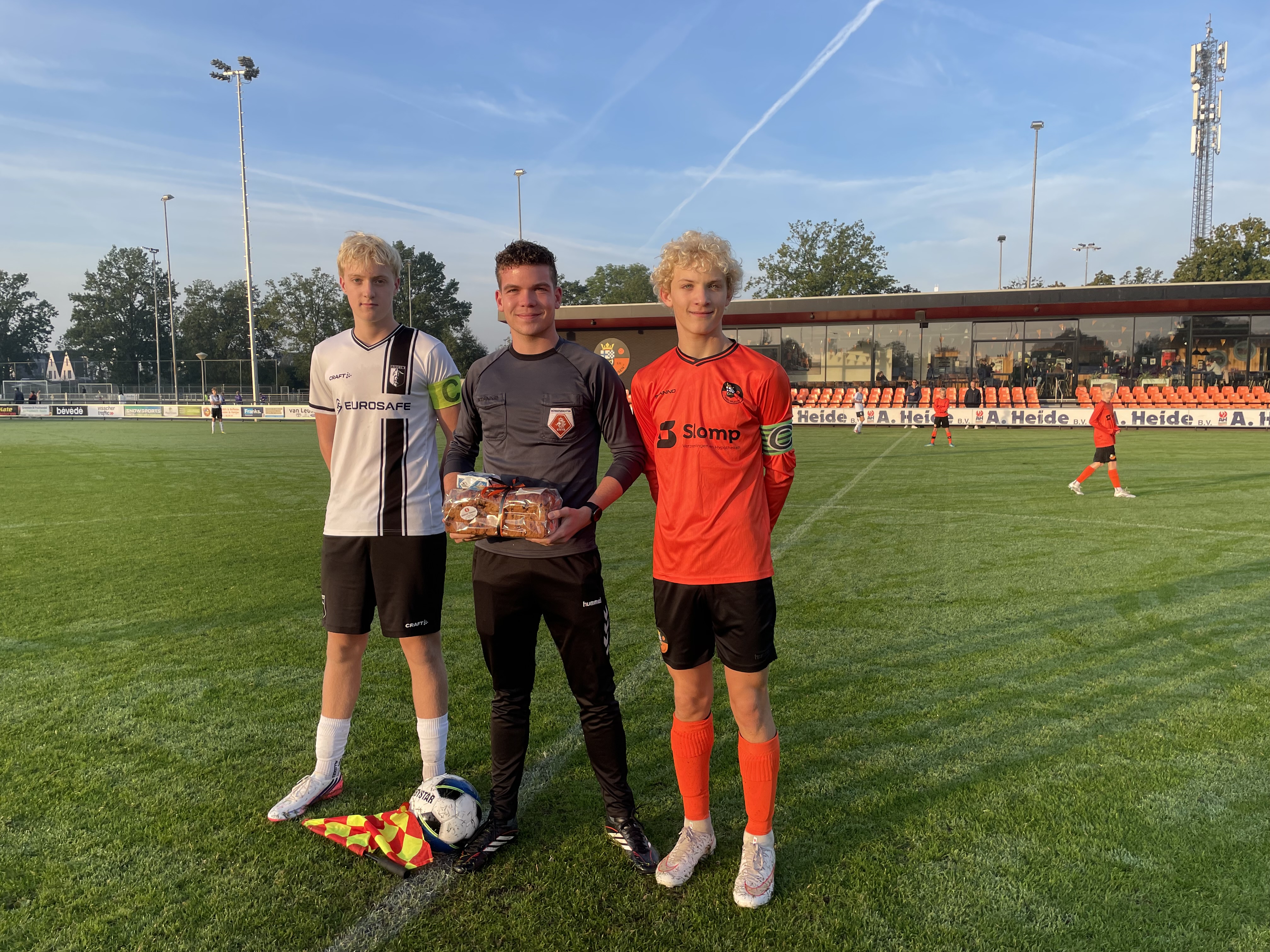 Jillis Brasjen met de aanvoerders van Berkum O15-1 en SV Nieuwleusen O15-1