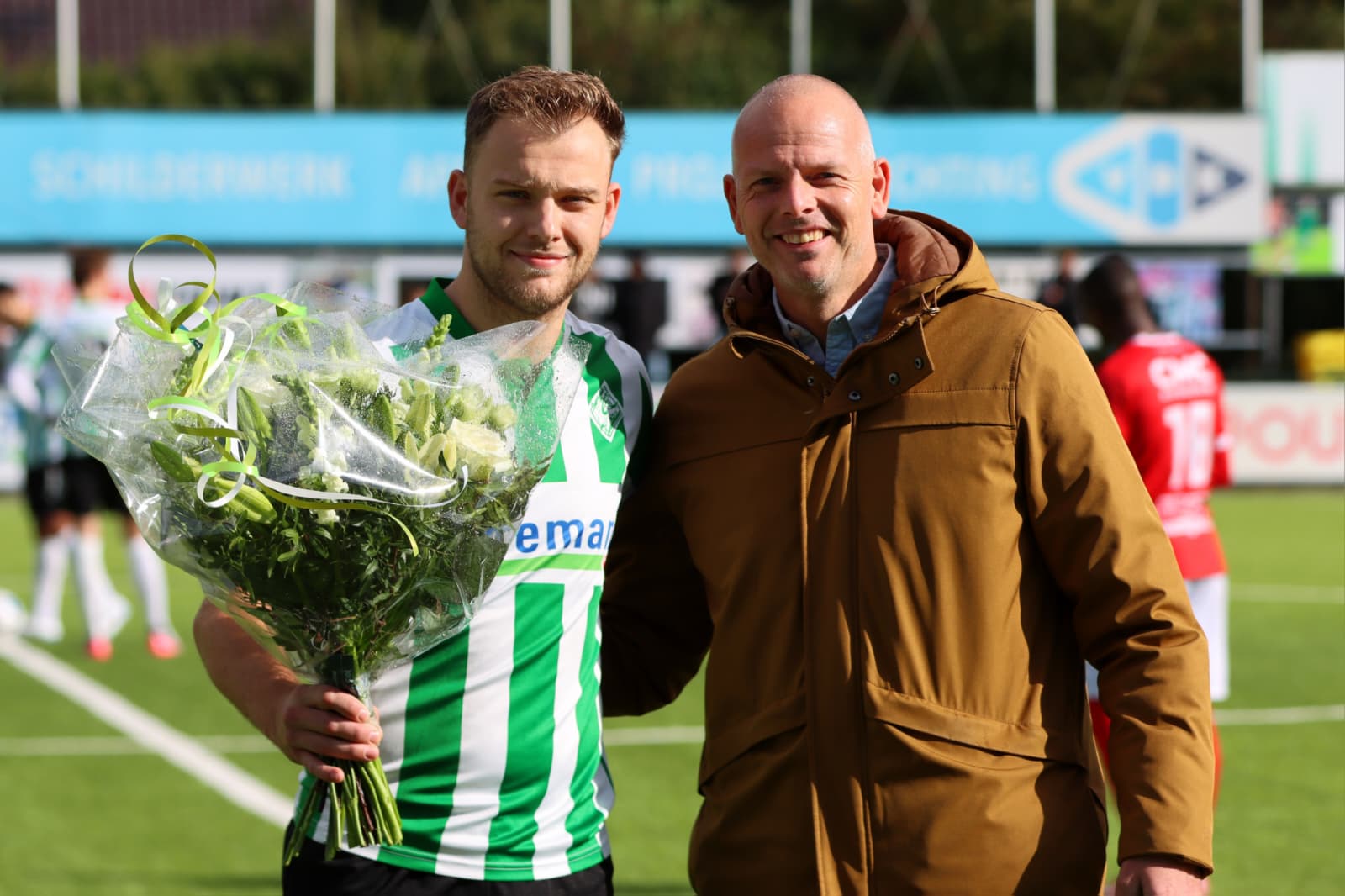 Bart Jan Brouwer (links) krijgt bloemen van Albert Flier
