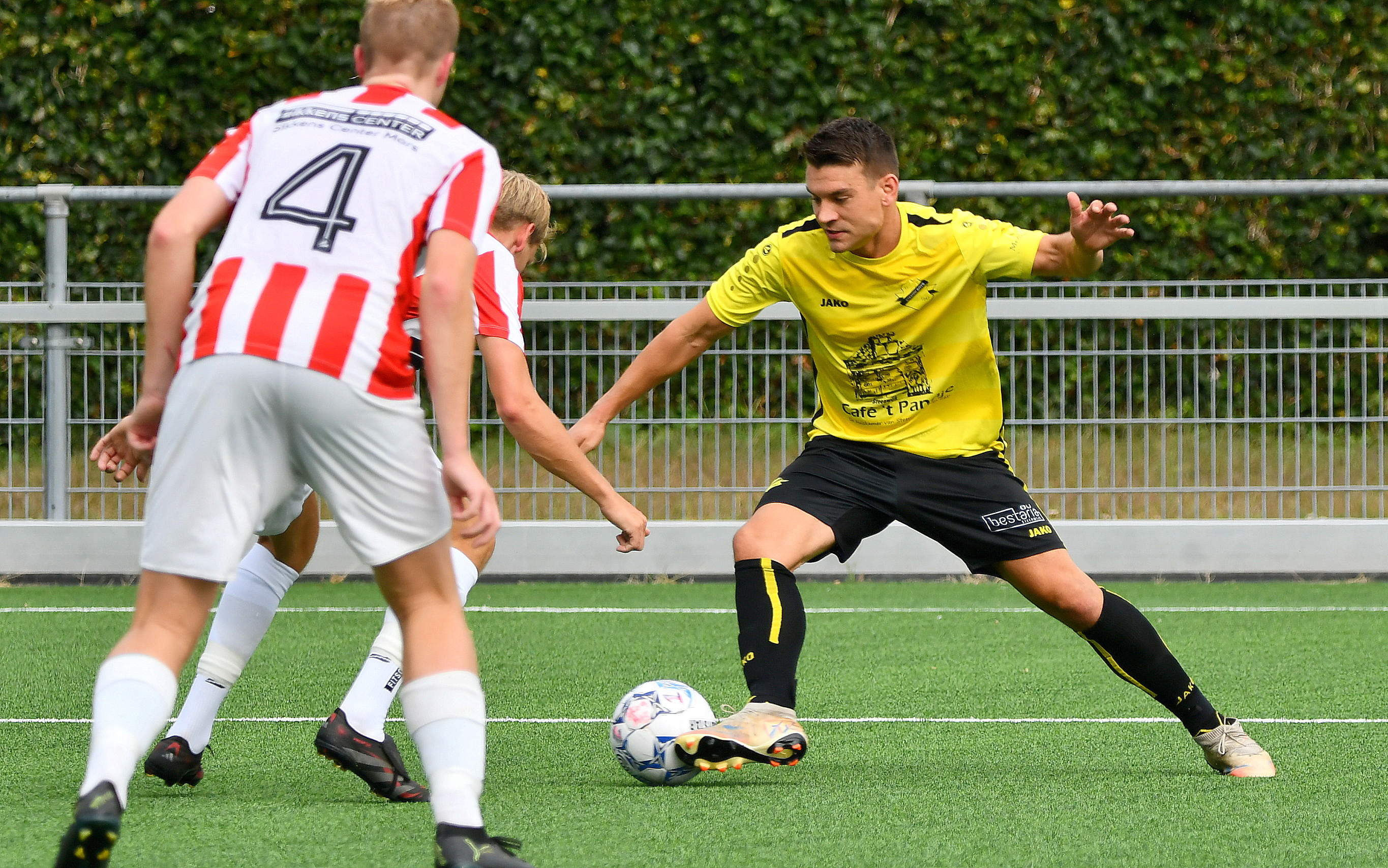 Aanvaller Brian van der Zweerde in actie