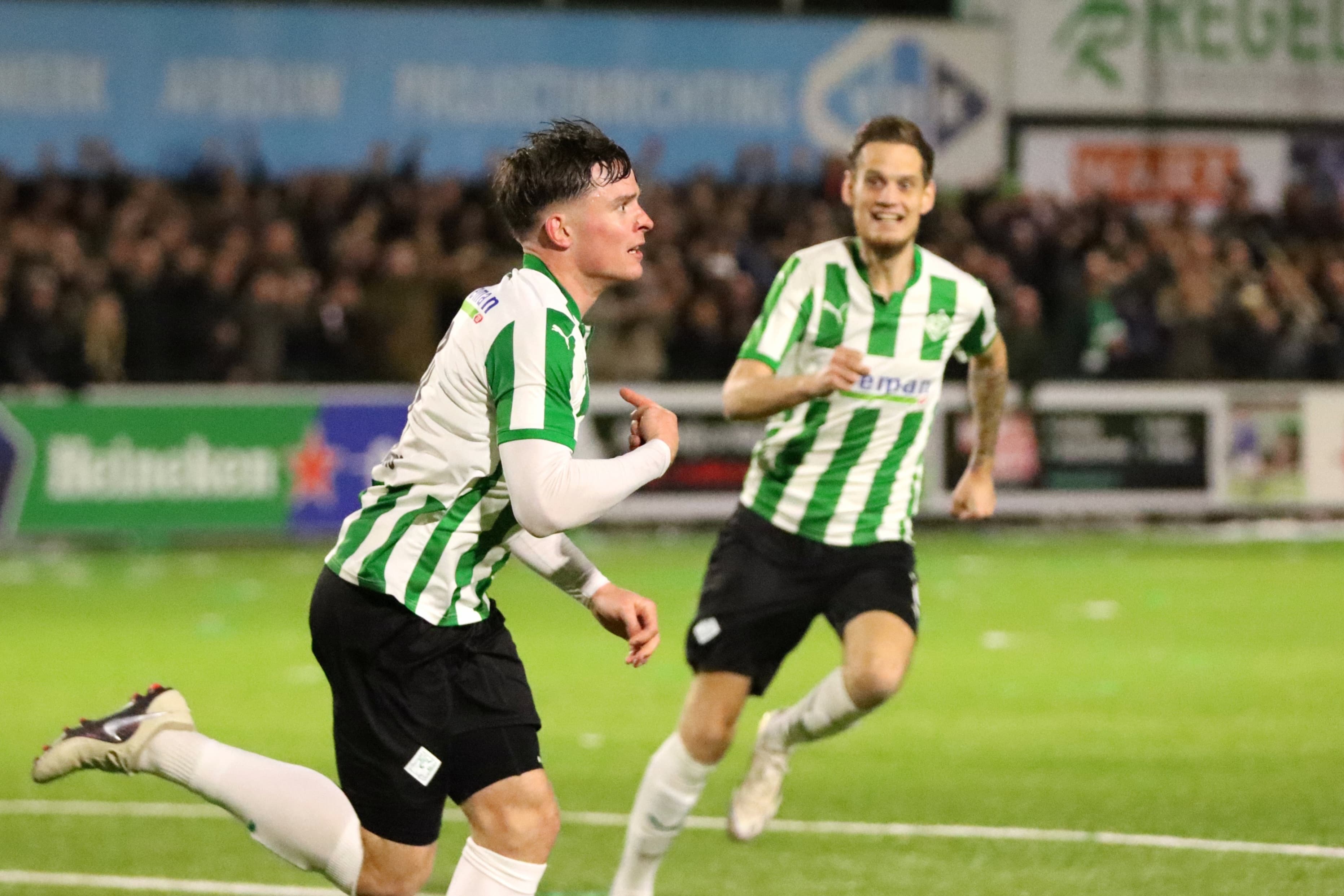 Sander Egbers loopt juichend weg na de 3-2 tegen FC Dordrecht